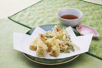 たけのこの煮物の天ぷらと春野菜のしょうが風味かき揚げ