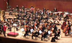 胸に響く魂のこもった演奏を渾身の指揮が導きます。感動です!