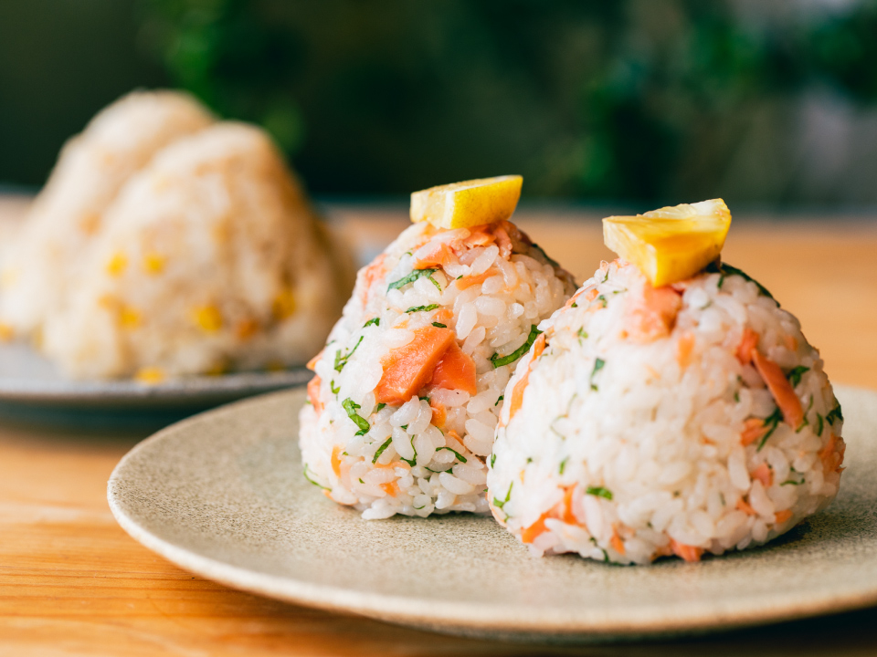 ゴロゴロ具材にお醤油の香りでいつものおにぎりをちょっぴり豪華に!
