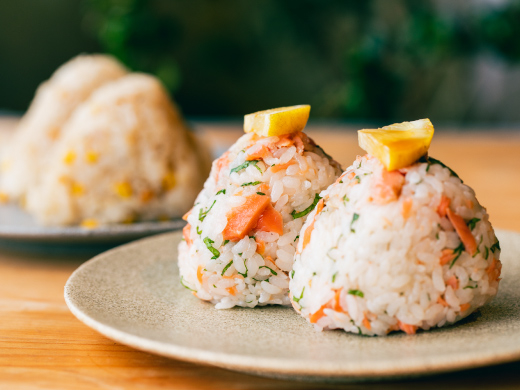 ゴロゴロ具材にお醤油の香りでいつものおにぎりをちょっぴり豪華に!