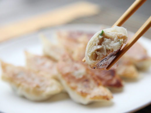 人気の黒豚餃子がさらにおいしく。黒豚の旨味がじゅわーっと溢れ出す！