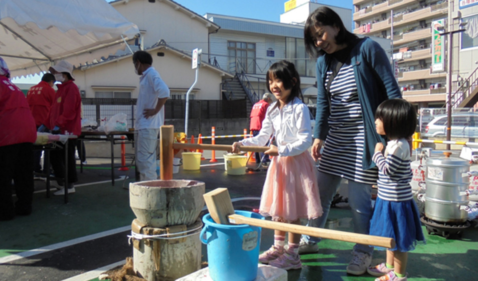 老人会の皆さんと餅つき大会